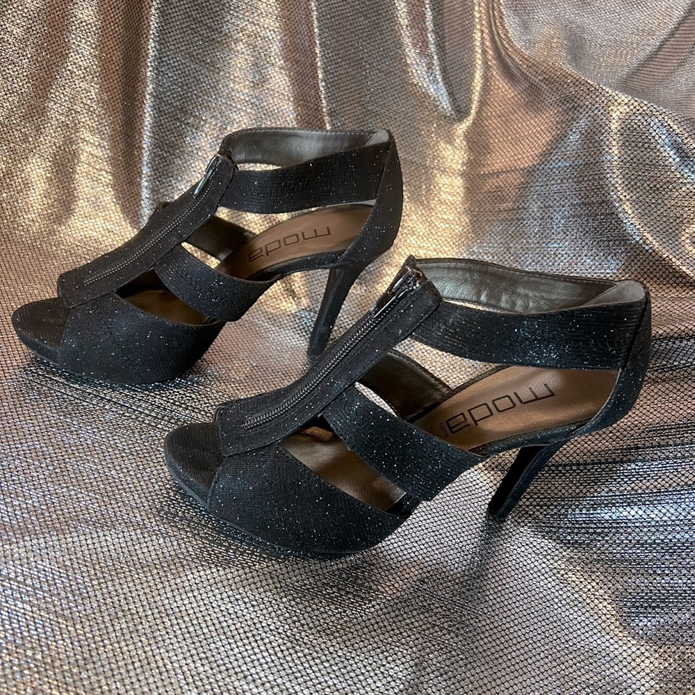 Woman’s Moda Black Metallic High Heeled Sandals👡 size 7 elegant W/zipper front